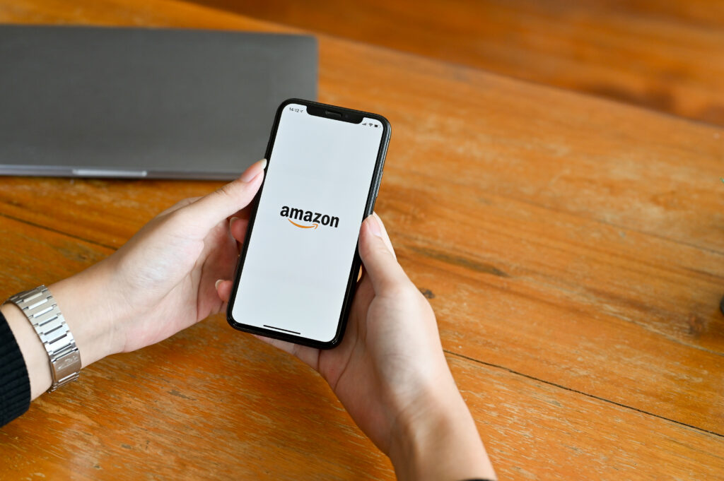 Amazonサイトを閲覧する人